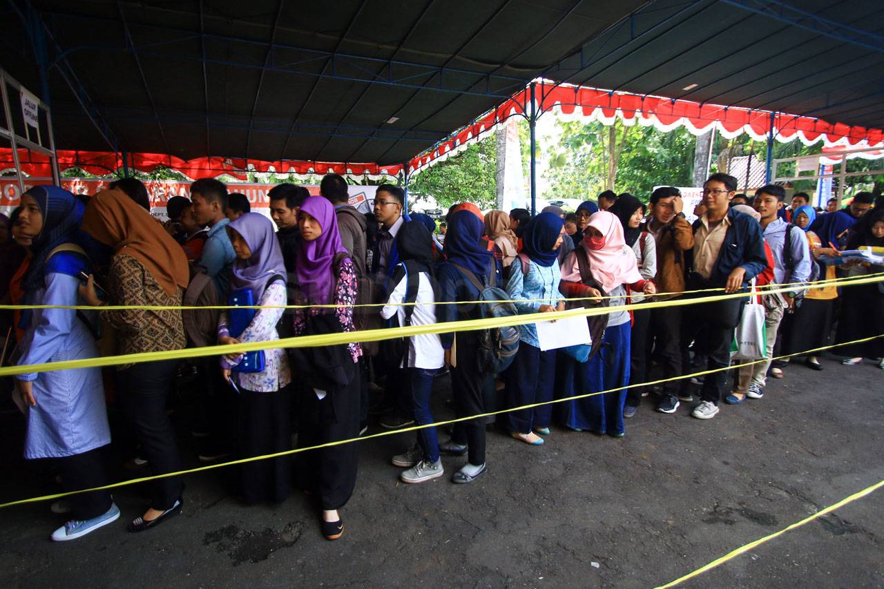 Ribuan Pencari Kerja...