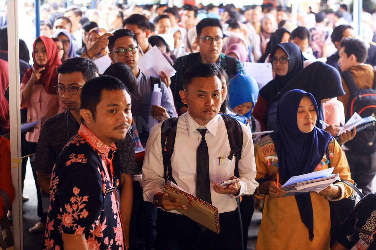 Ribuan Pencari Kerja...