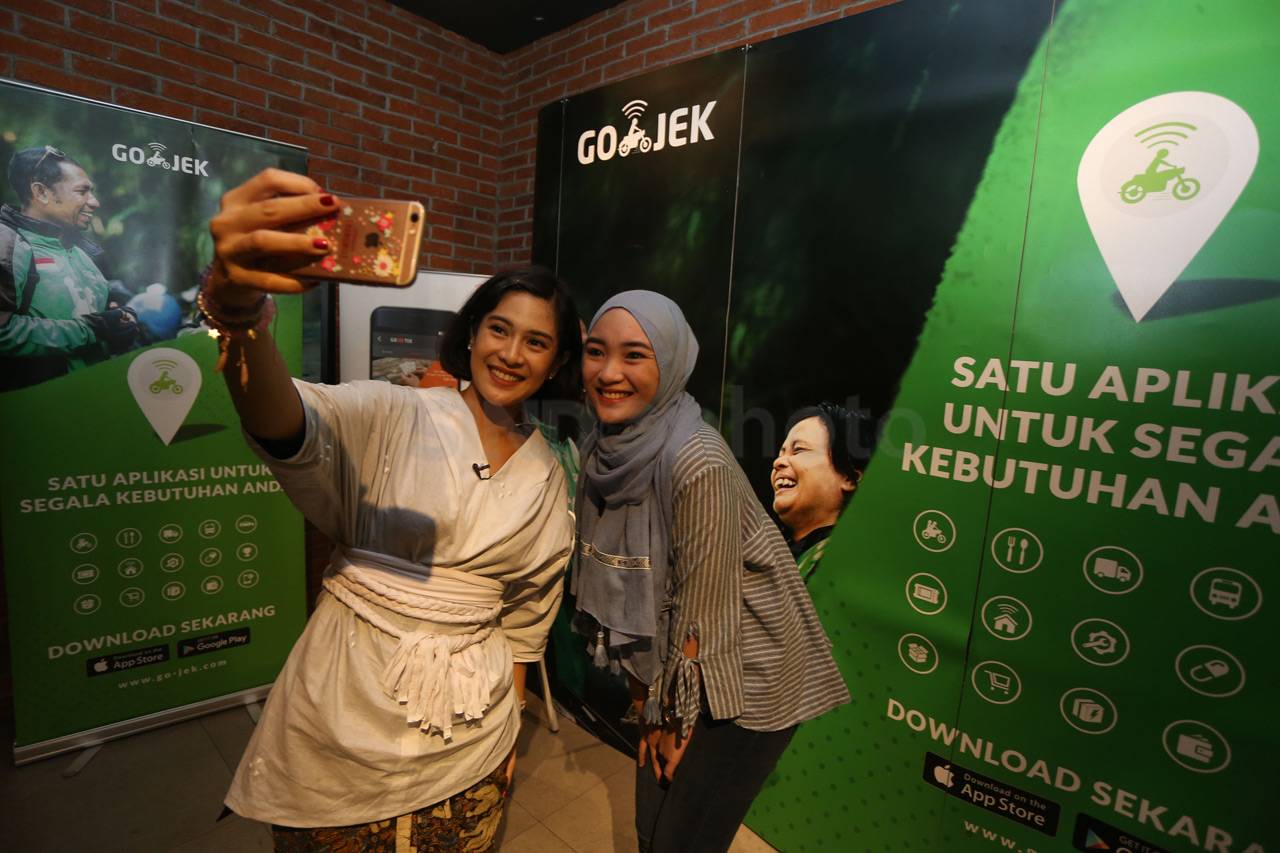 Dian Sastro Nonton Bareng...