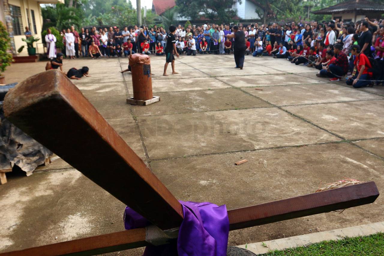 Tablo Jalan Salib di...