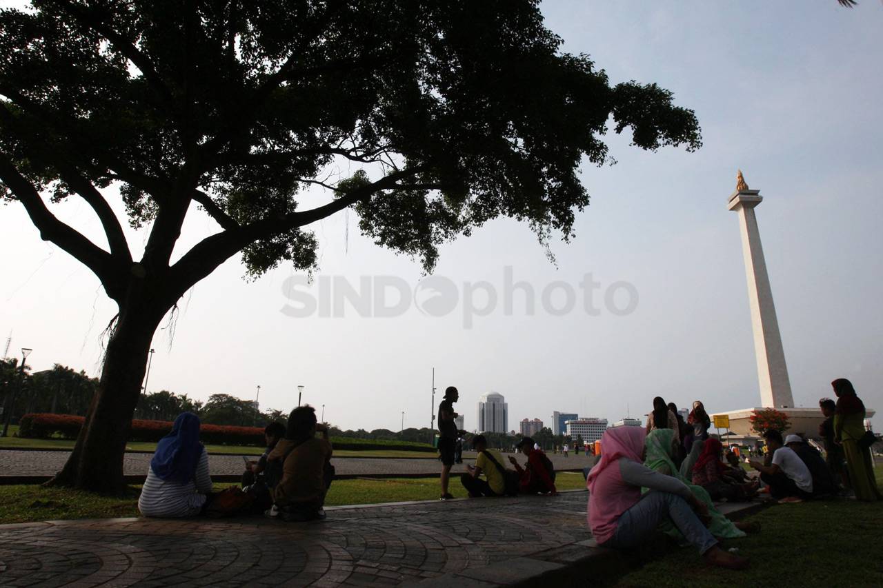 Warga Padati Monas di...