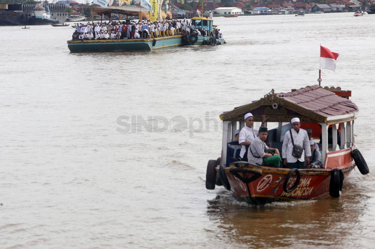 Ribuan Umat Muslim Hadiri...