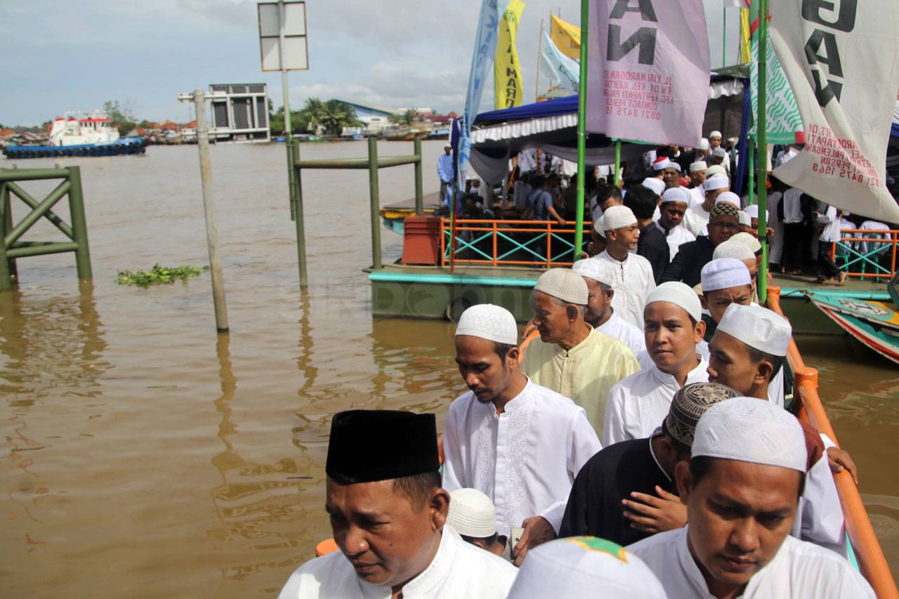 Ribuan Umat Muslim Hadiri...