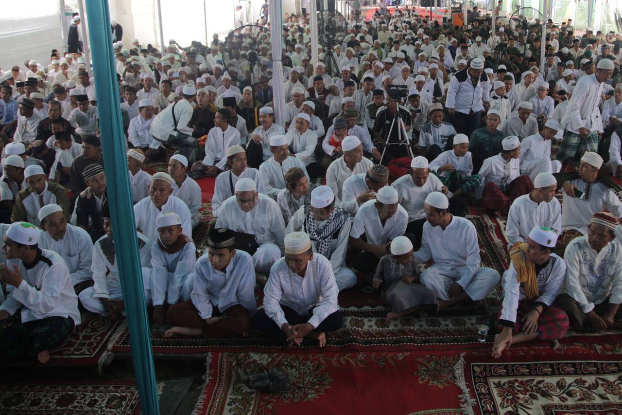 Ribuan Umat Muslim Hadiri...