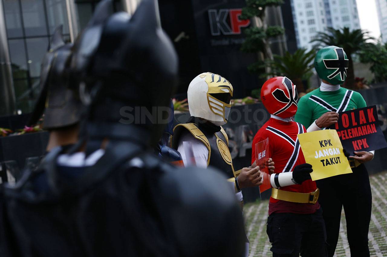 Aksi Super Hero Dukung...