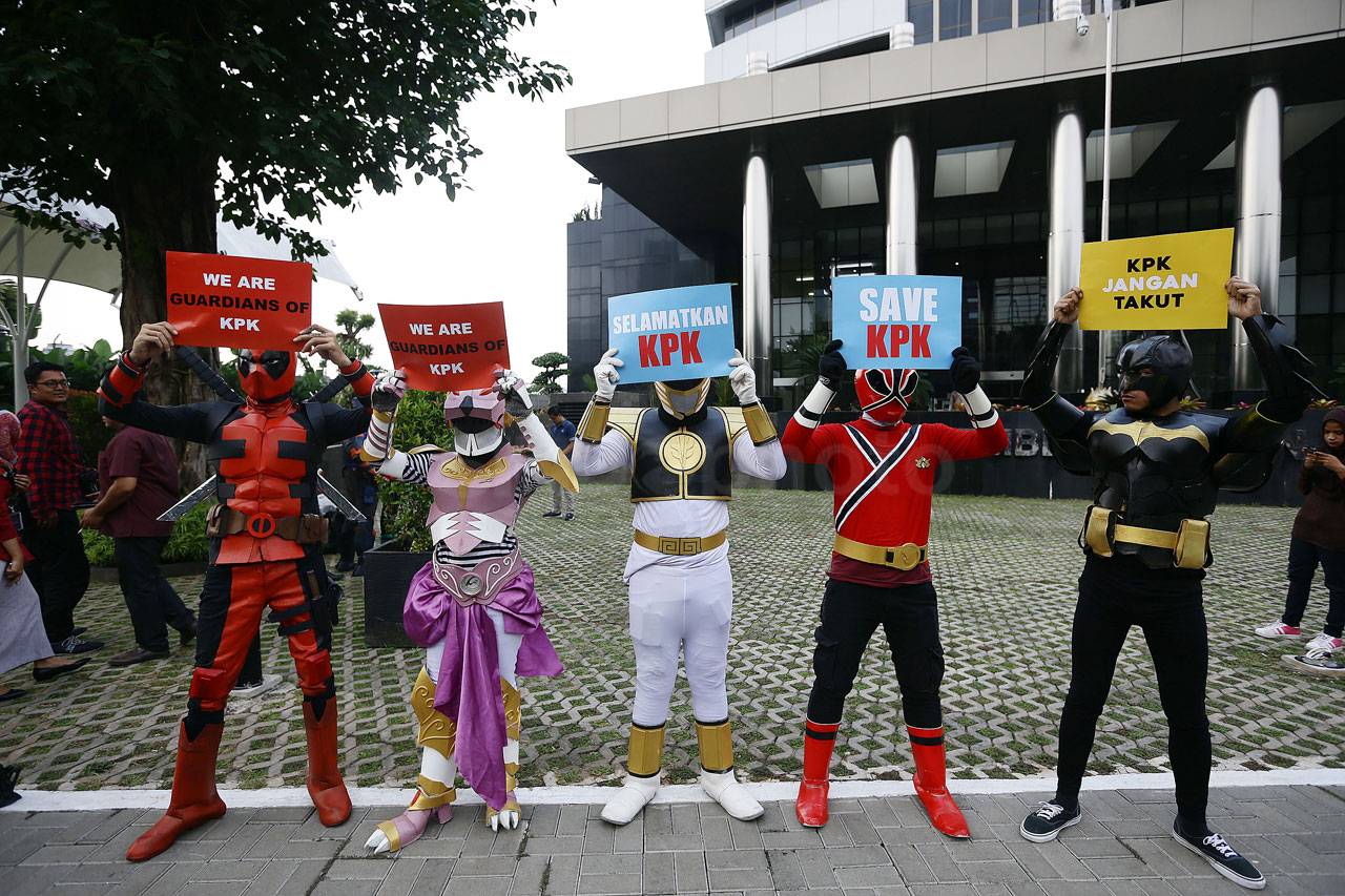 Aksi Super Hero Dukung...