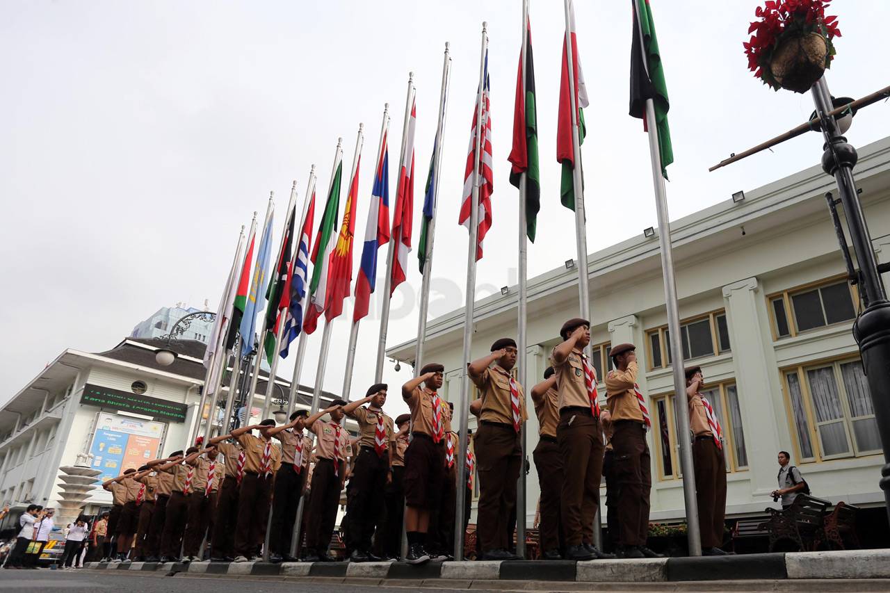 Pramuka Kibarkan Bendera...