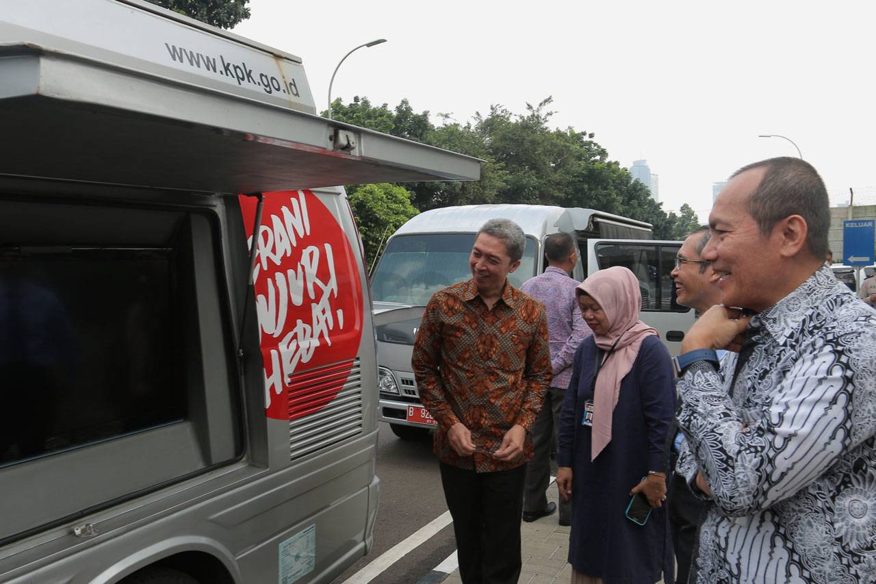 KPK Luncurkan Mobil...