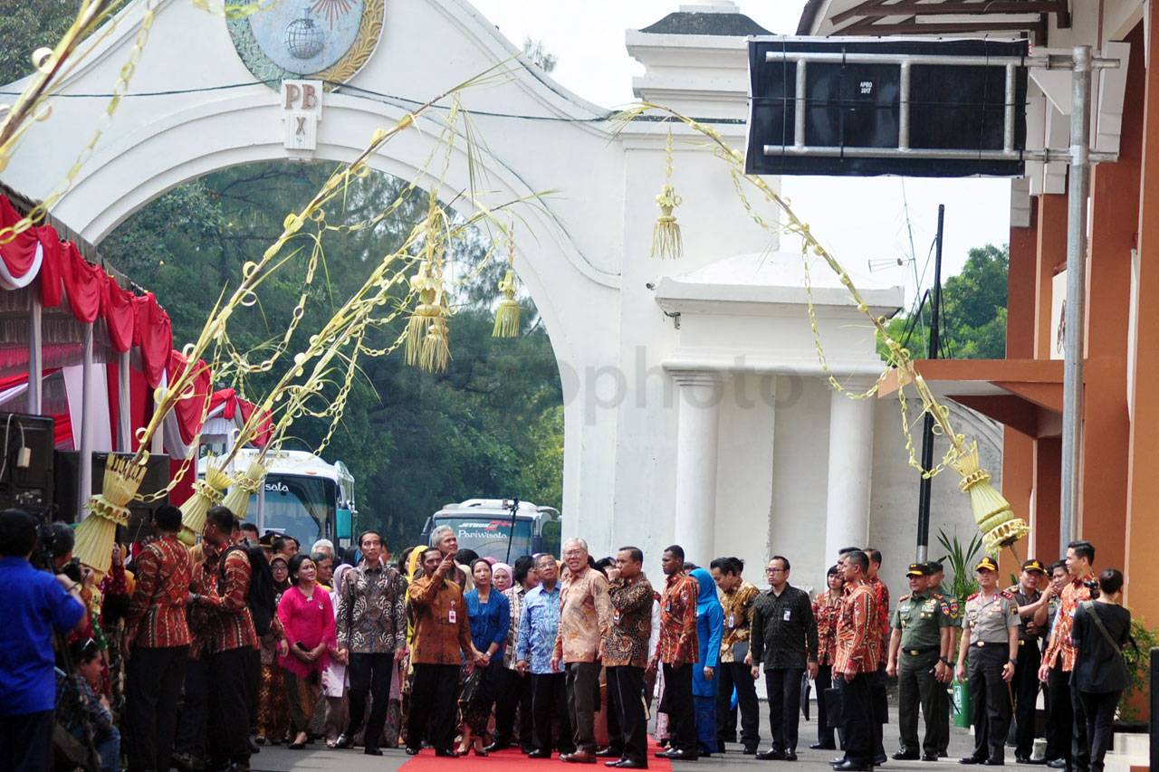 Presiden Jokowi Resmikan...