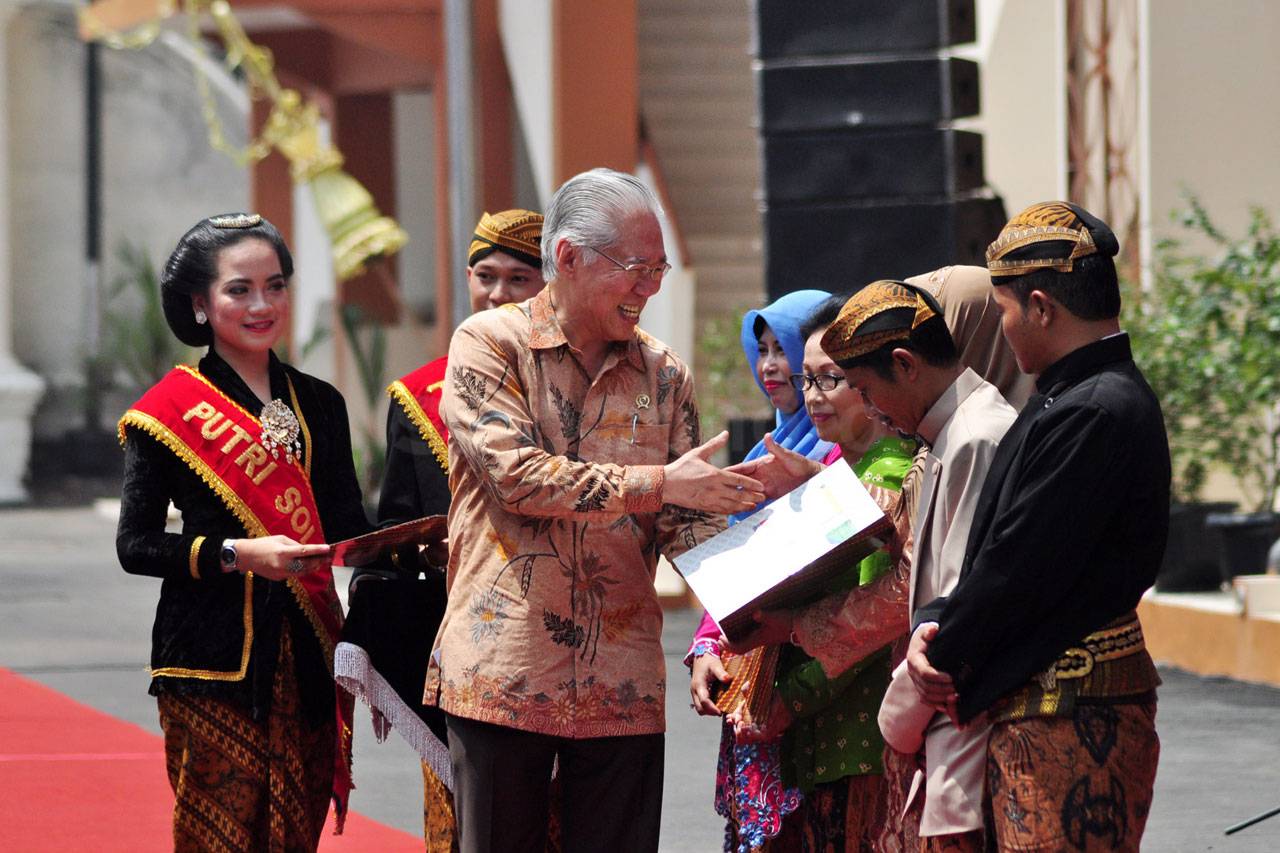 Presiden Jokowi Resmikan...