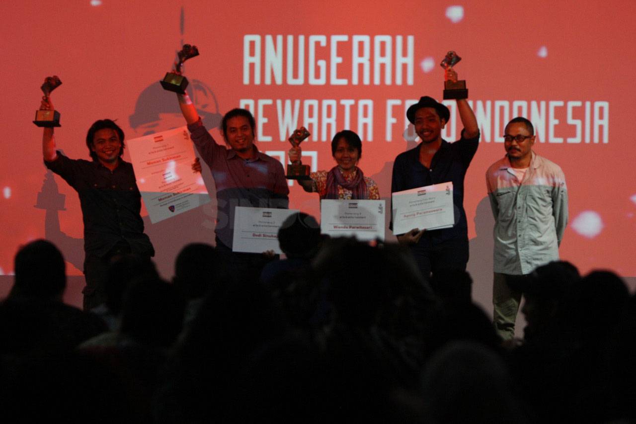 Dua Pewarta Foto KORAN...
