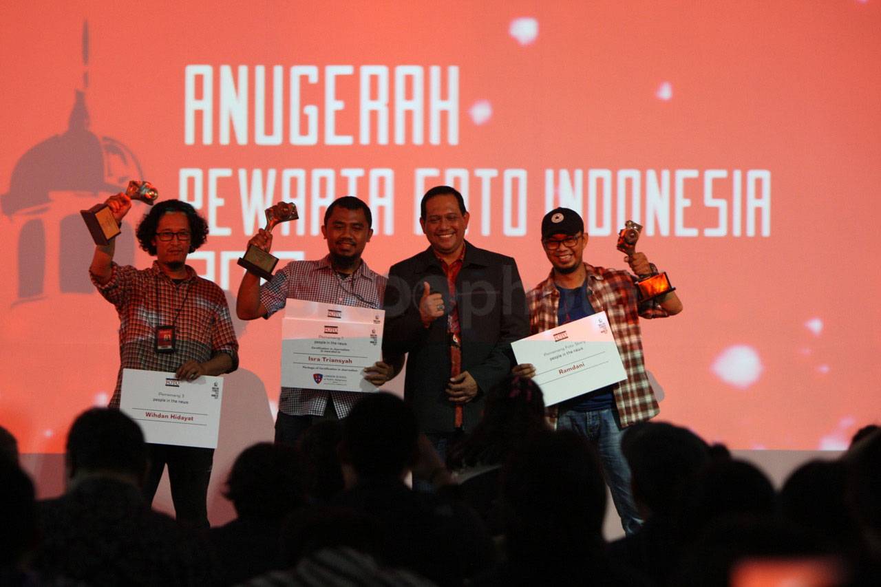 Dua Pewarta Foto KORAN...