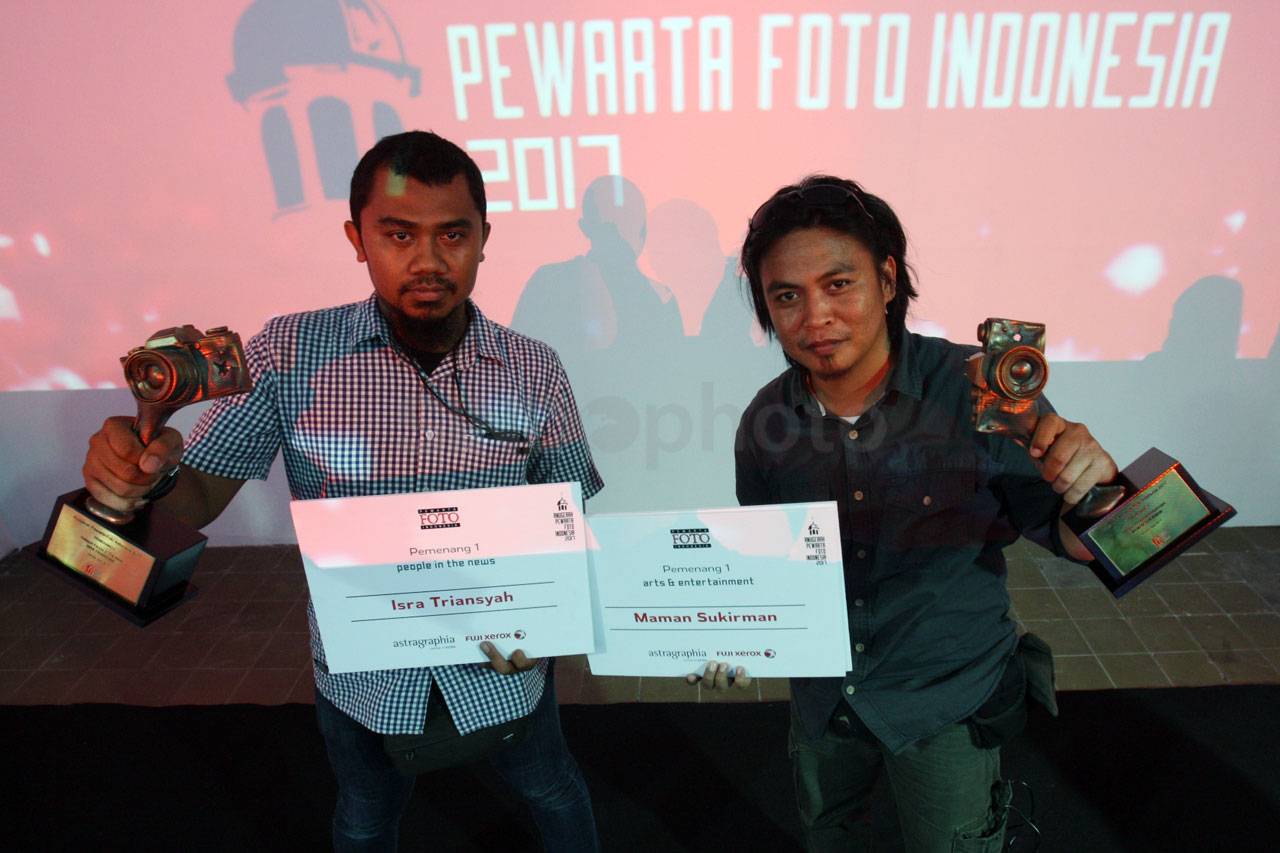 Dua Pewarta Foto KORAN...