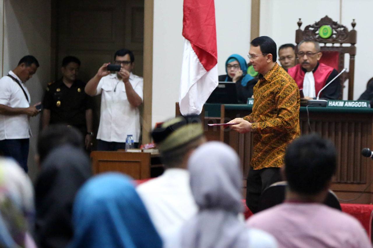Ahok Bacakan Nota Pembelaan