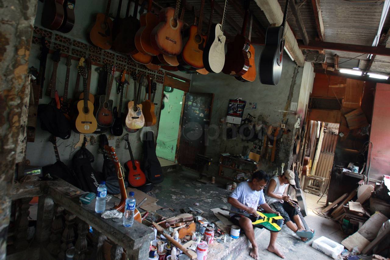 Industri Gitar Rumahan...