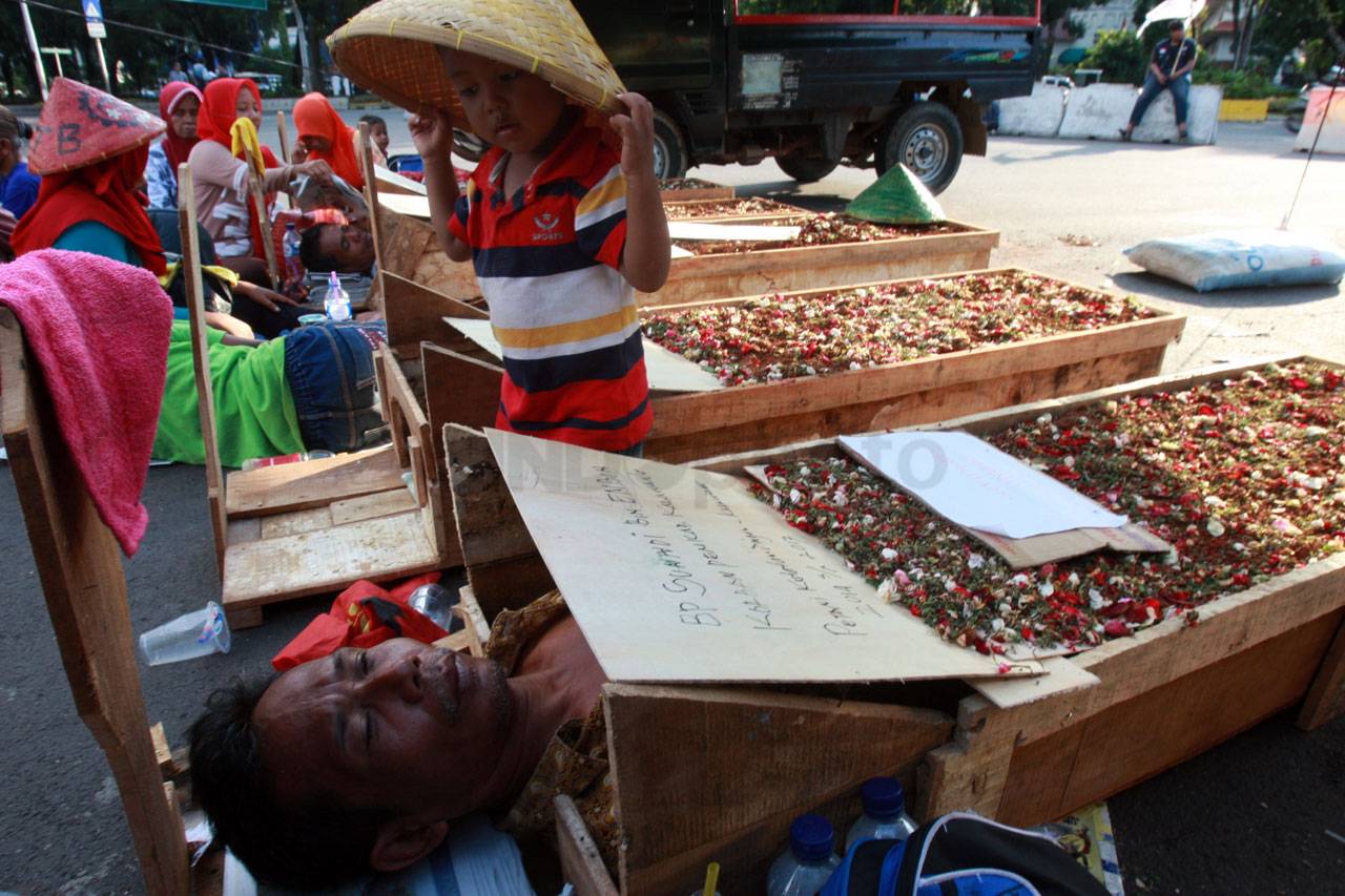 Petani Karawang Gelar...
