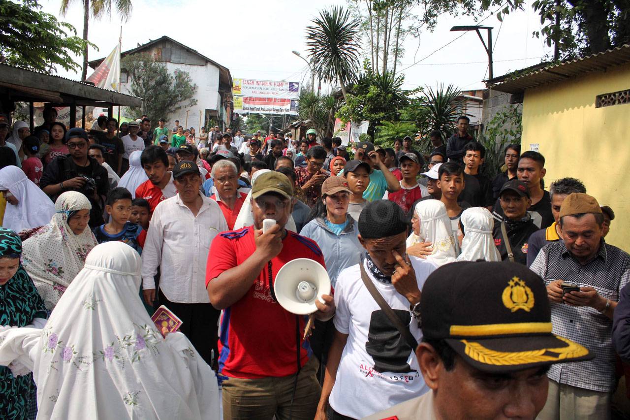 Warga Manggarai Tolak...
