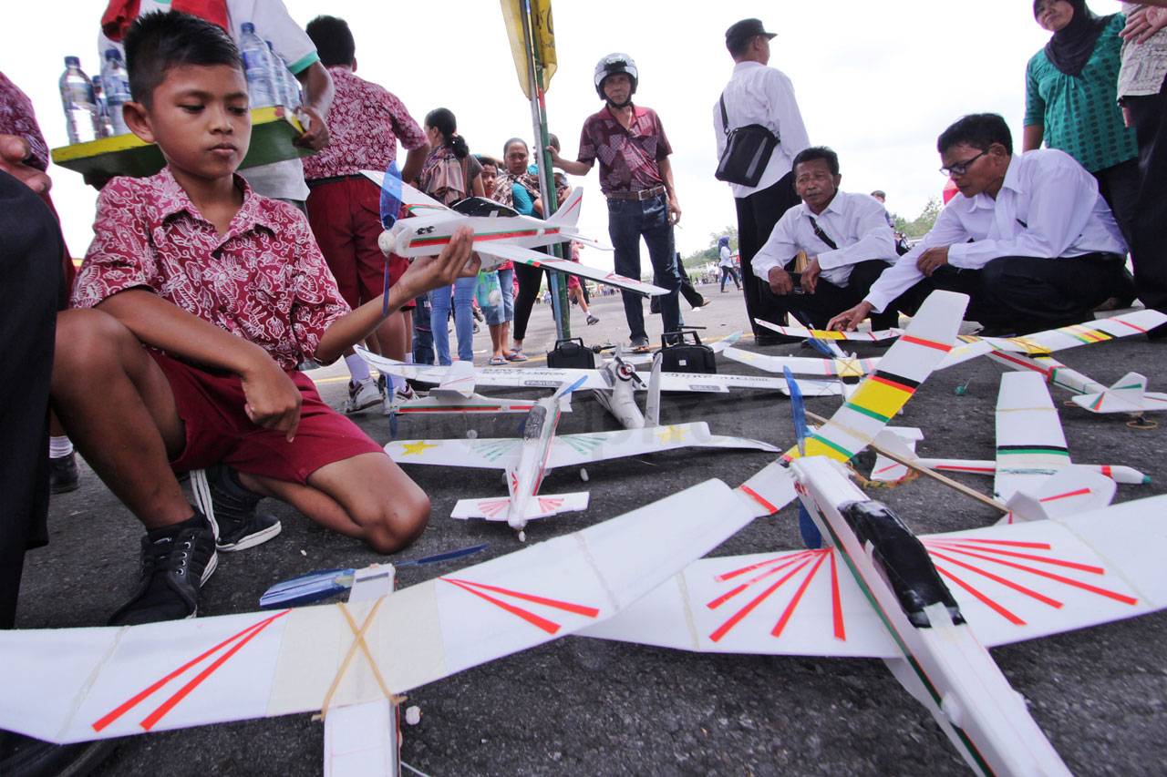 Warga Antusias Saksikan...
