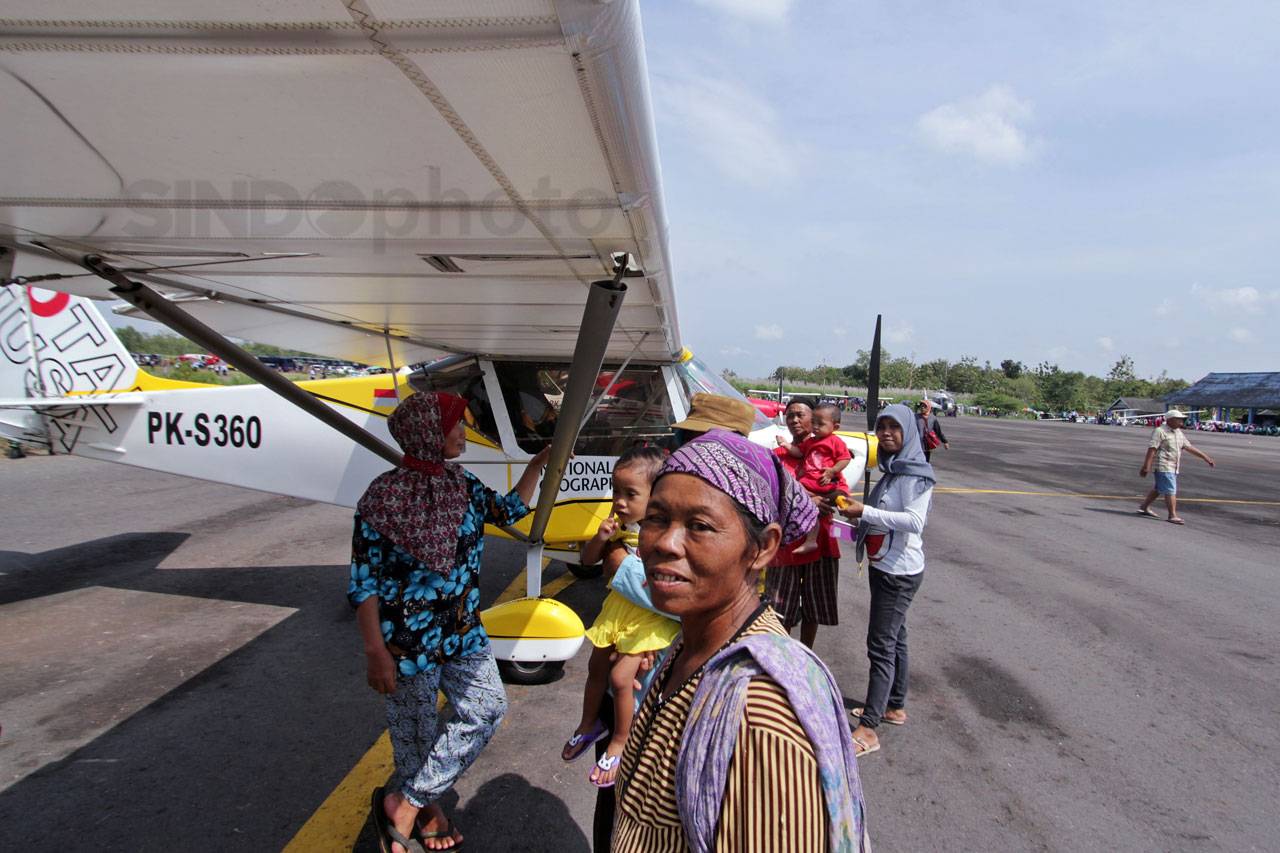 Warga Antusias Saksikan...