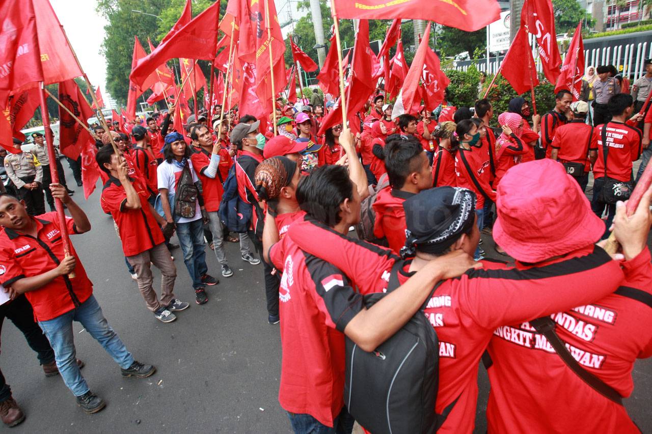 Ratusan Buruh Gelar...