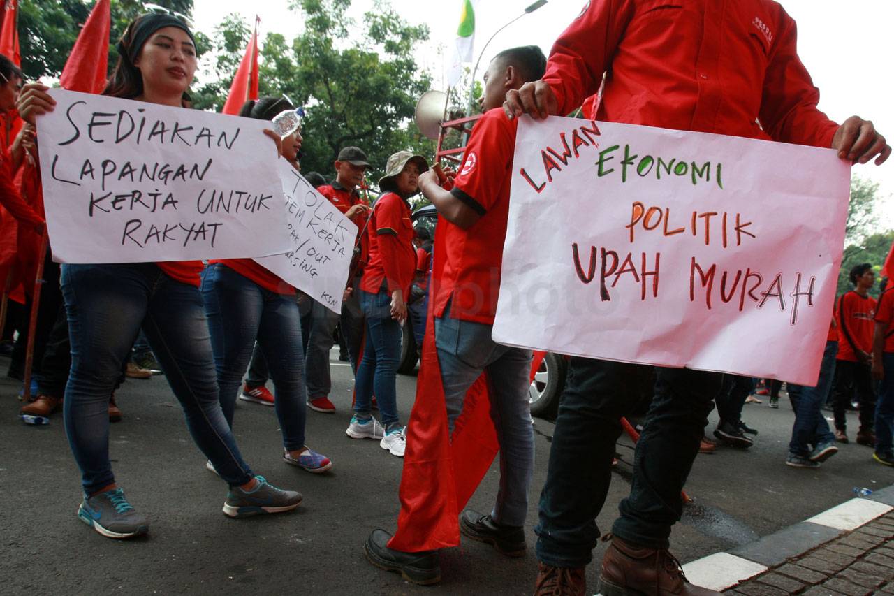 Ratusan Buruh Gelar...