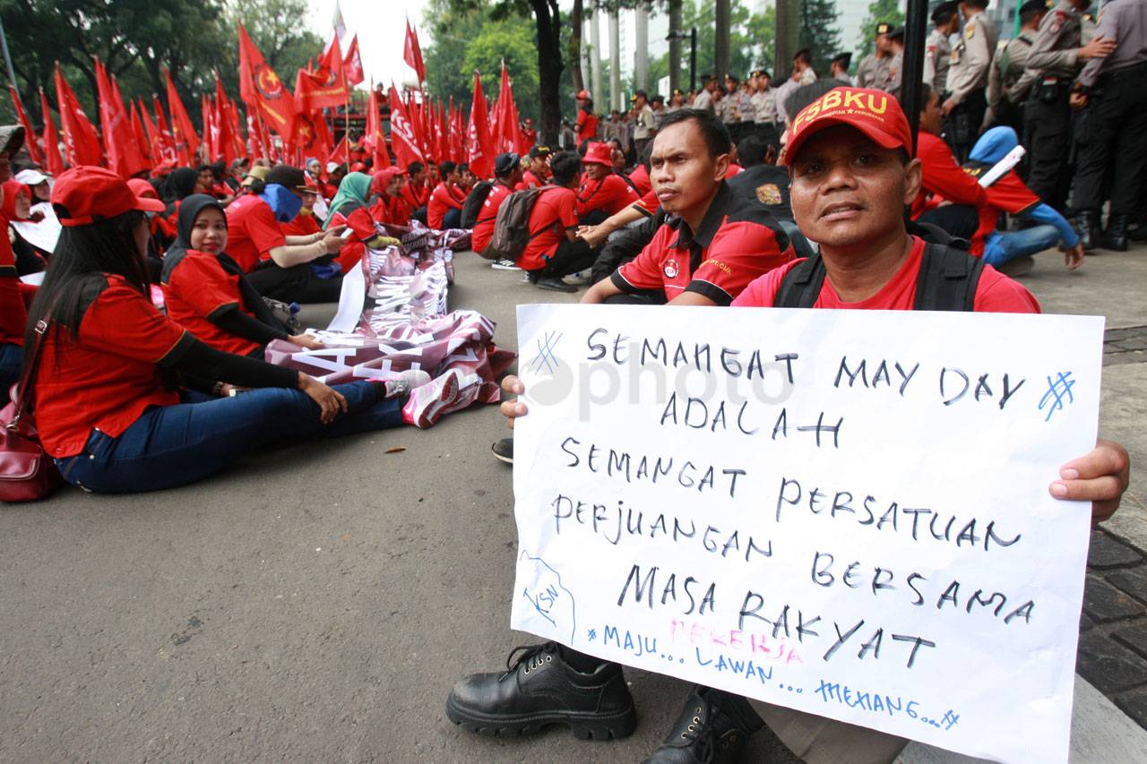 Ratusan Buruh Gelar...