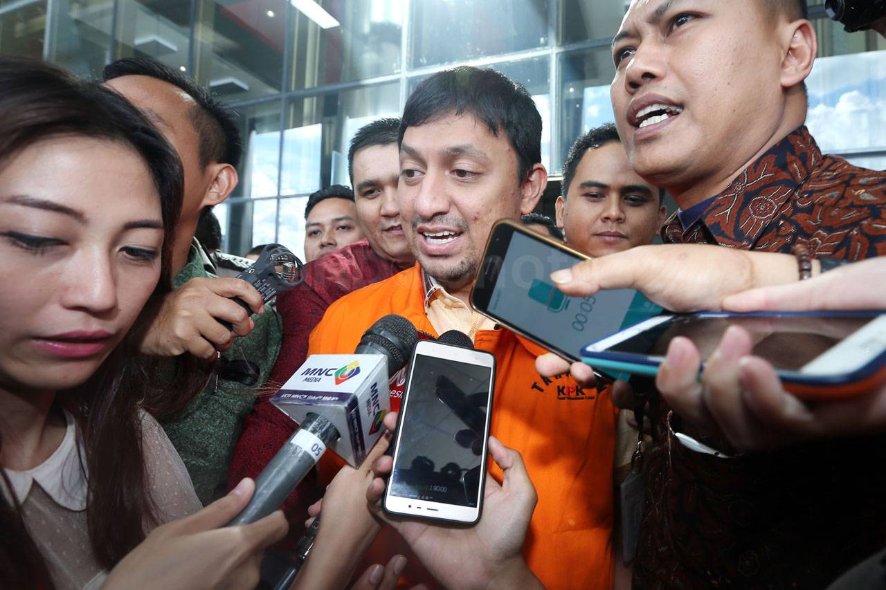 Pakai Rompi Oranye,...