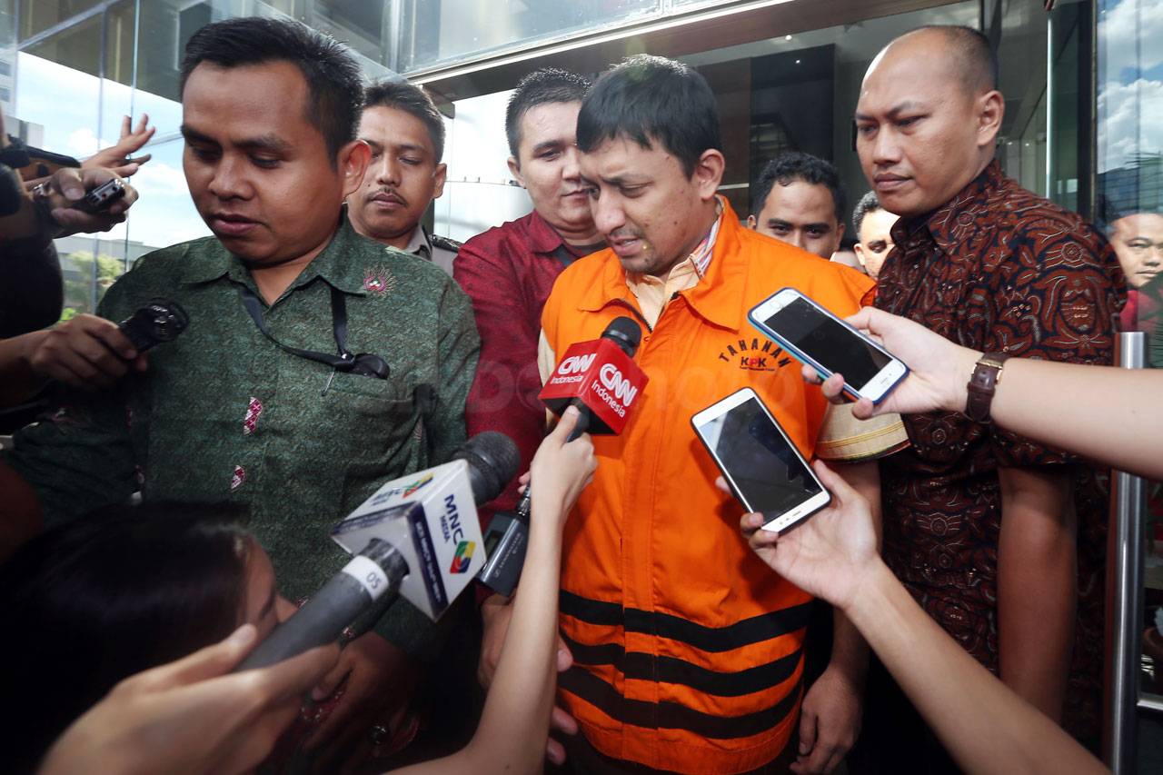 Pakai Rompi Oranye,...