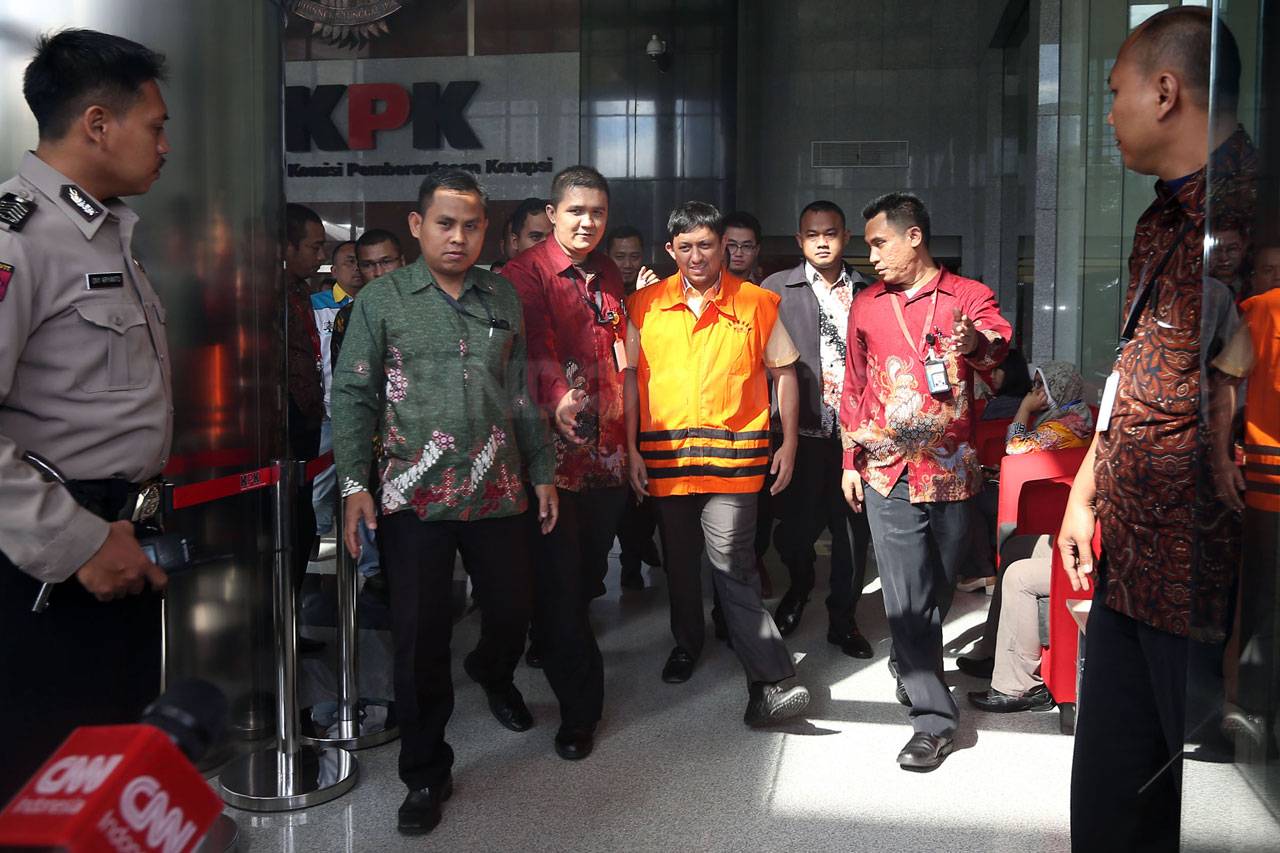 Pakai Rompi Oranye,...