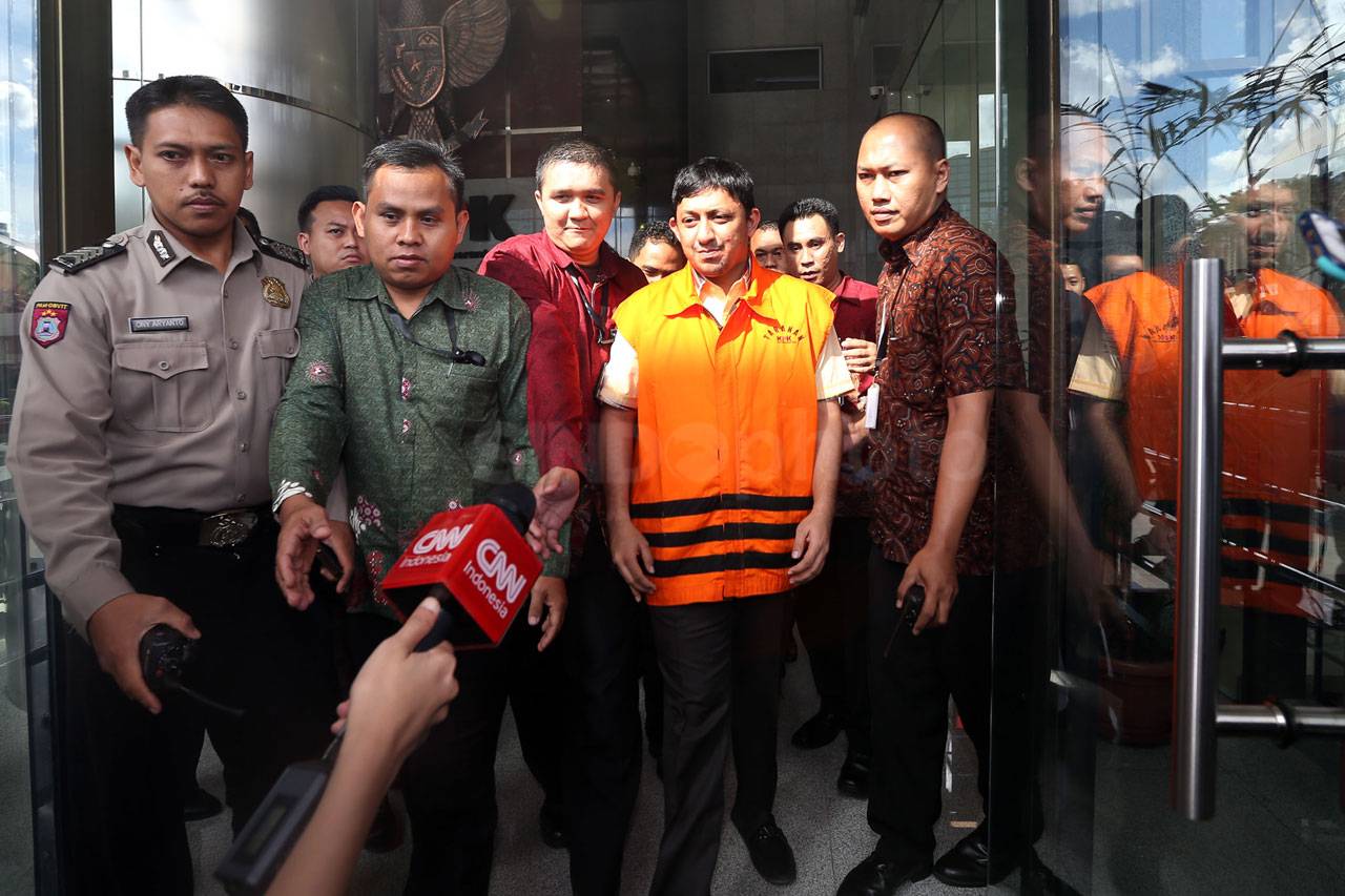 Pakai Rompi Oranye,...