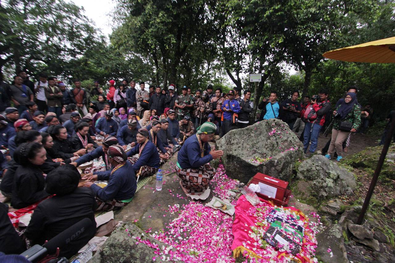 Tradisi Labuhan Merapi...