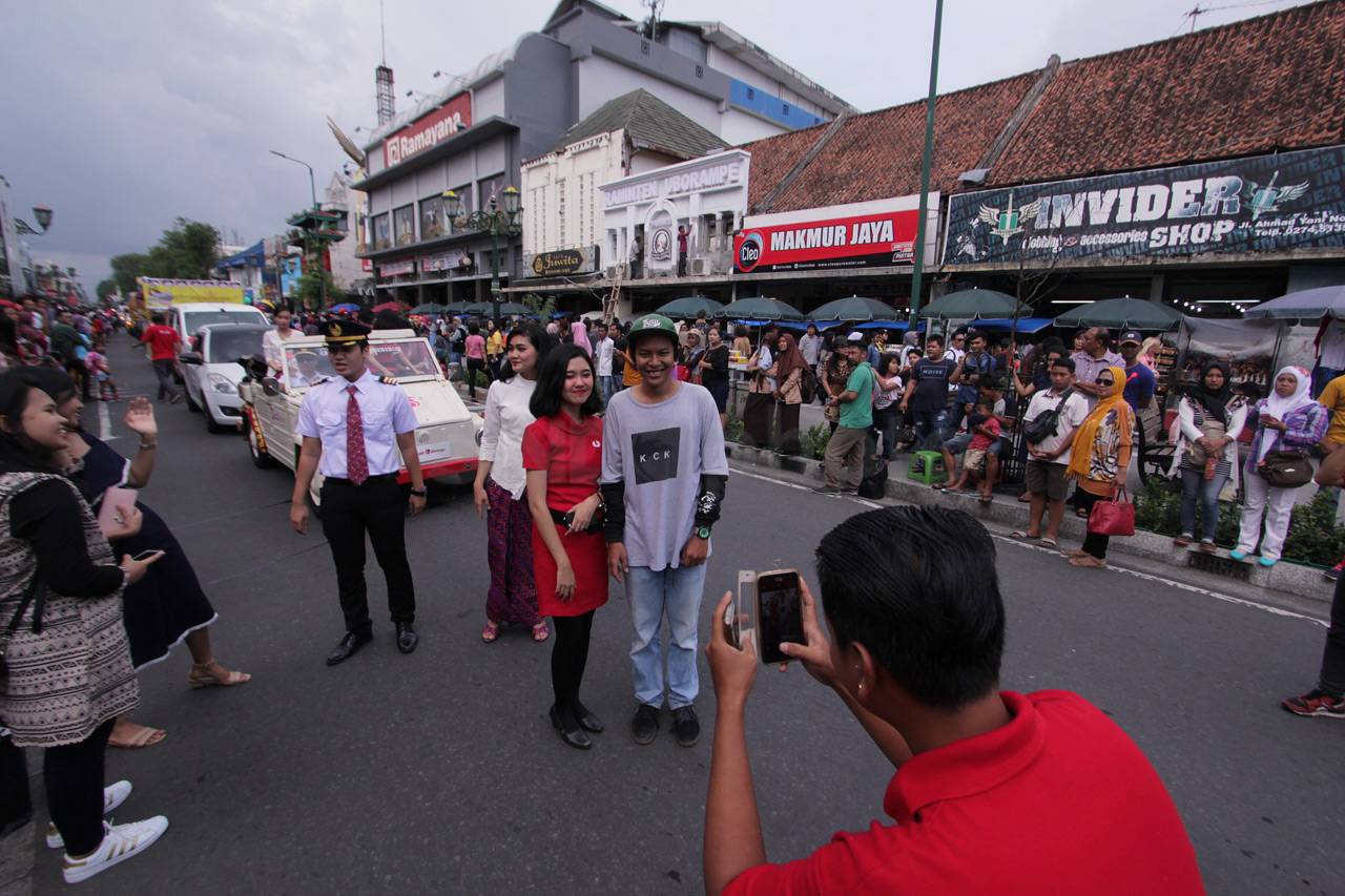 Warga Yogyakarta Antusias...