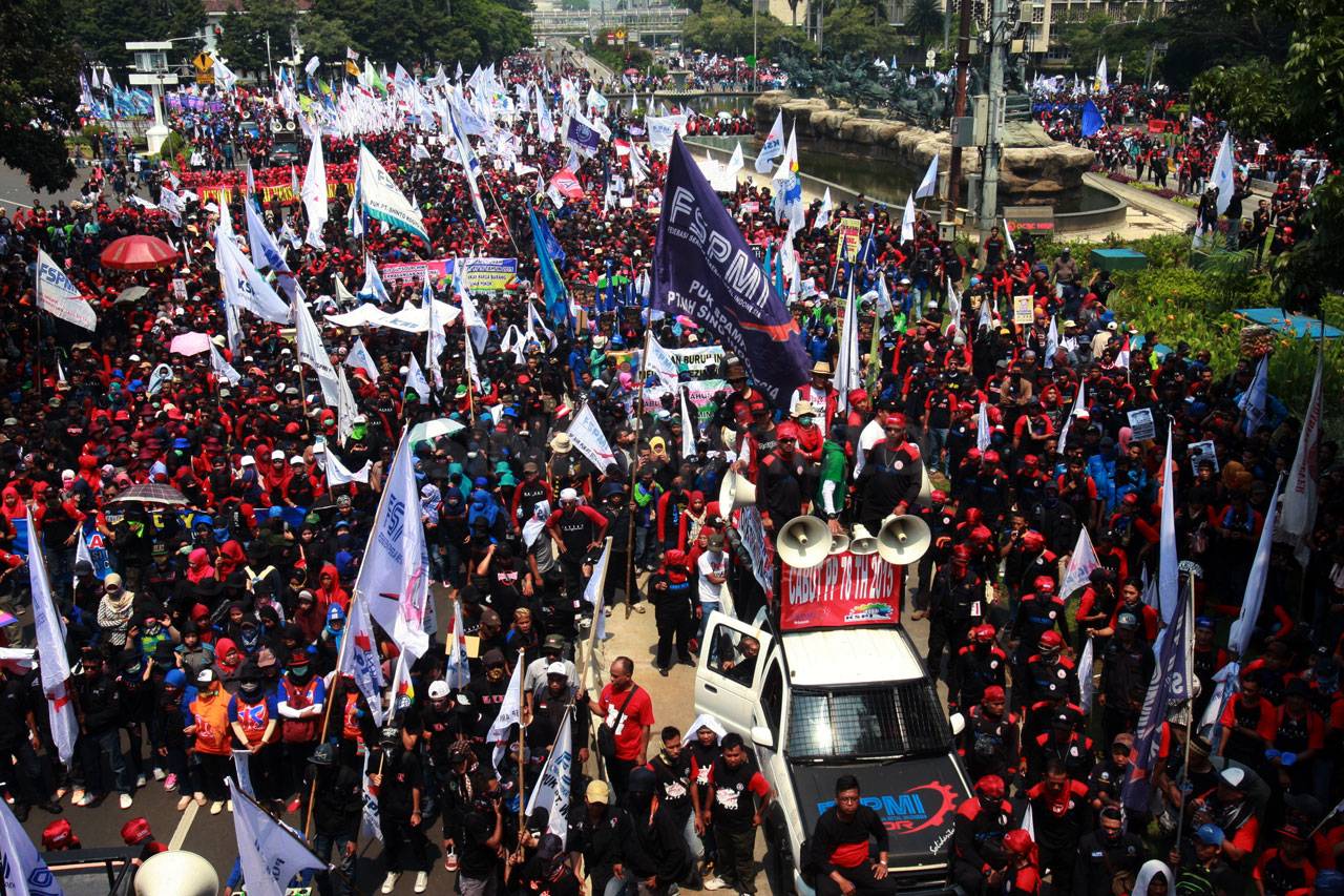 Ribuan Buruh Peringati...