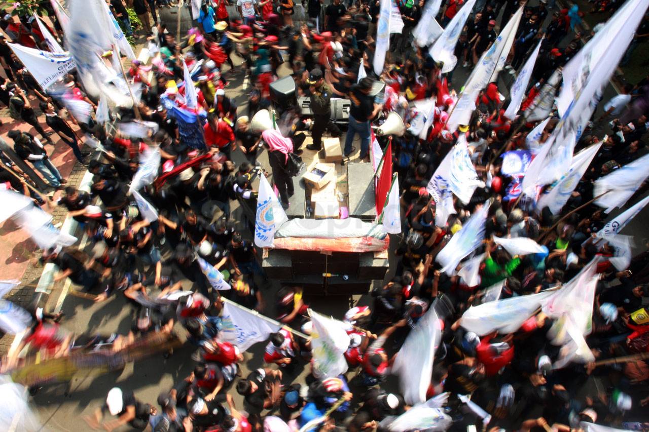 Ribuan Buruh Peringati...