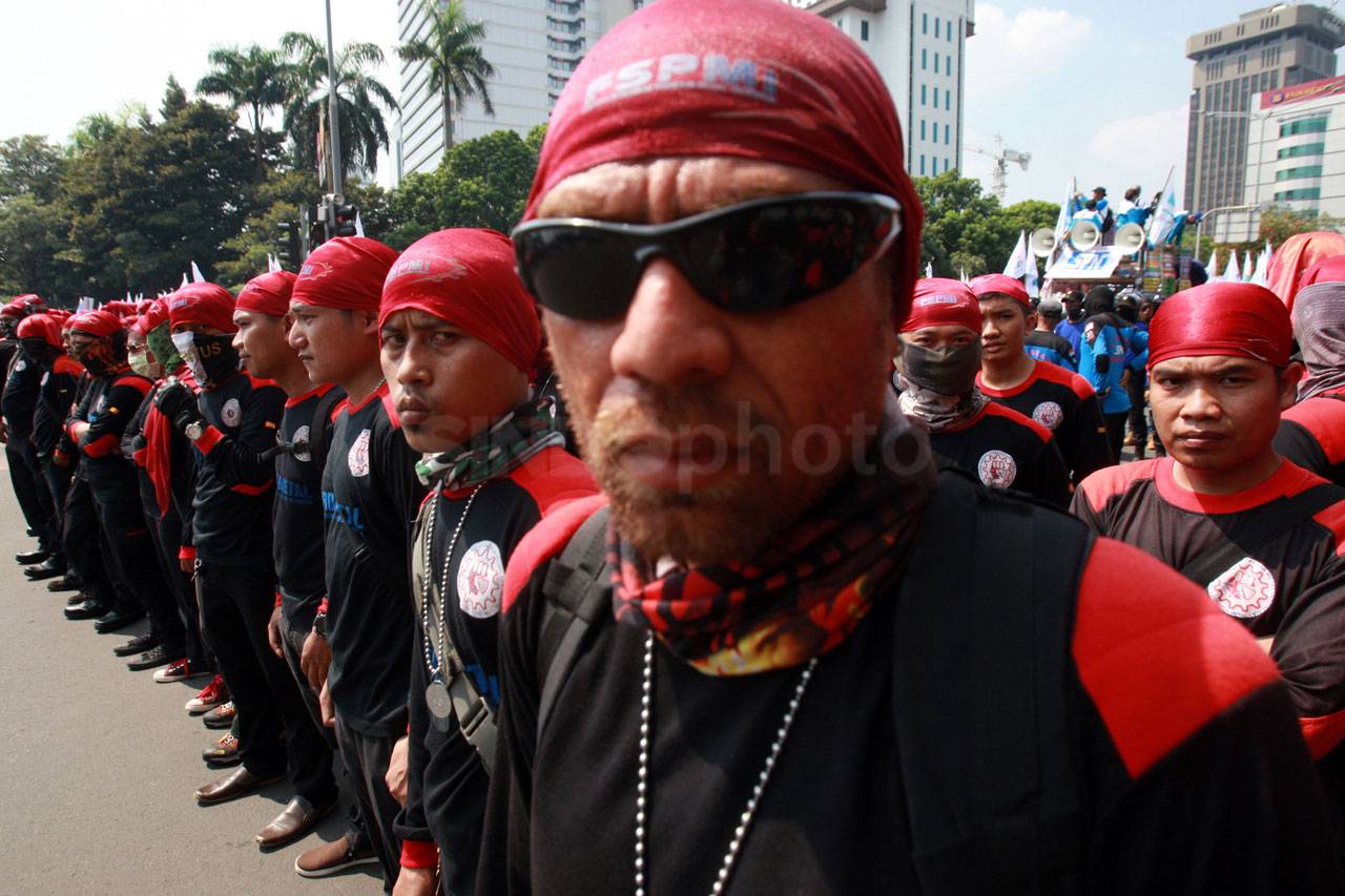 Ribuan Buruh Peringati...