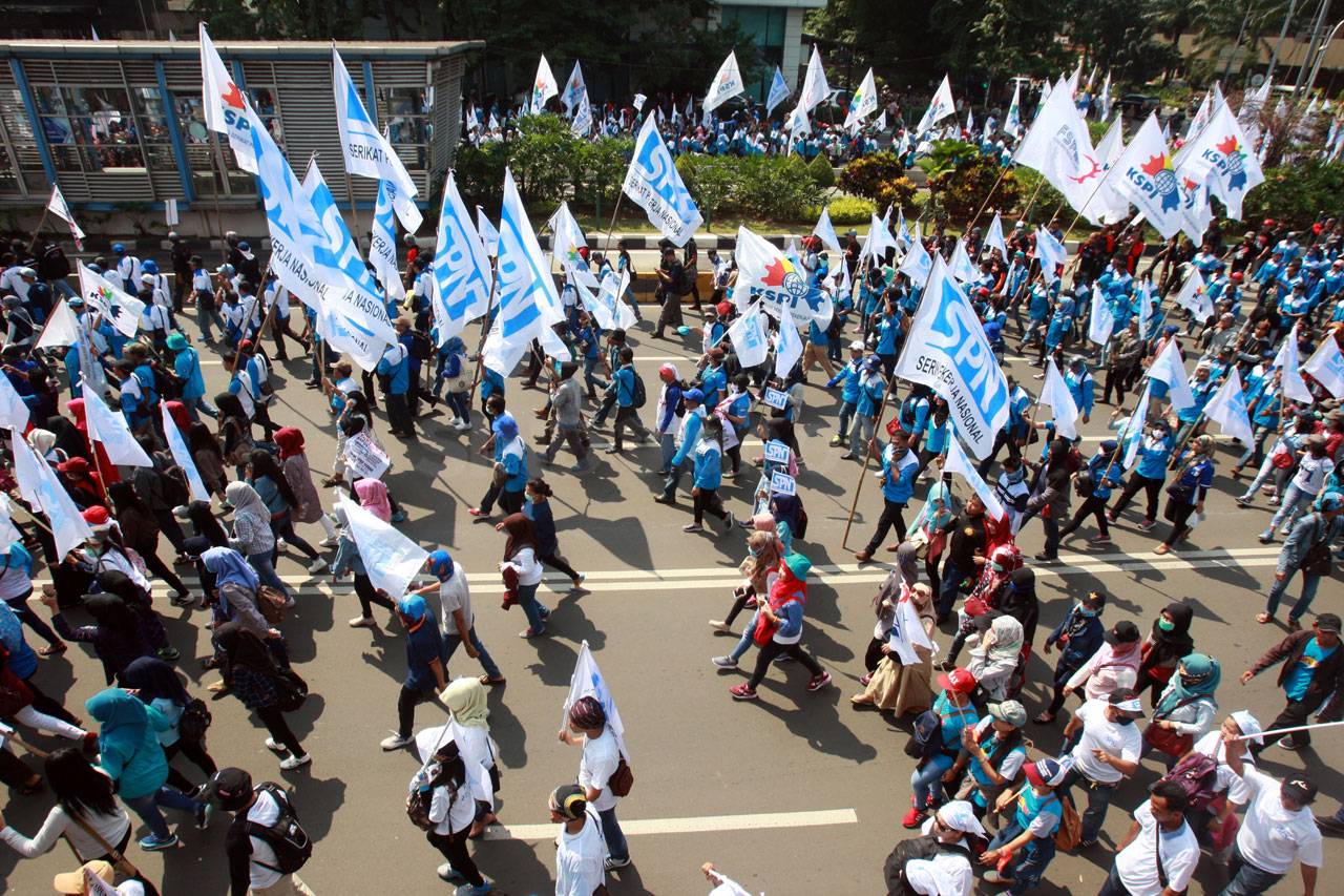 Ribuan Buruh Peringati...