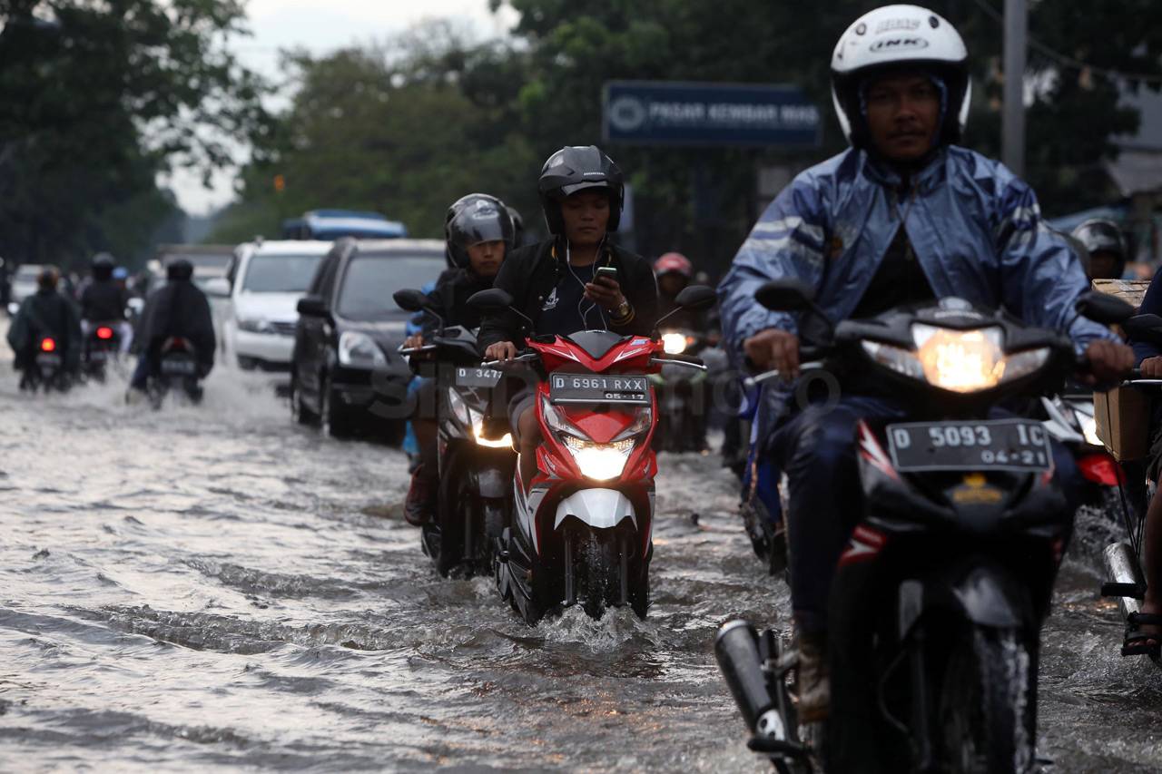 Banjir Genangi Sejumlah...