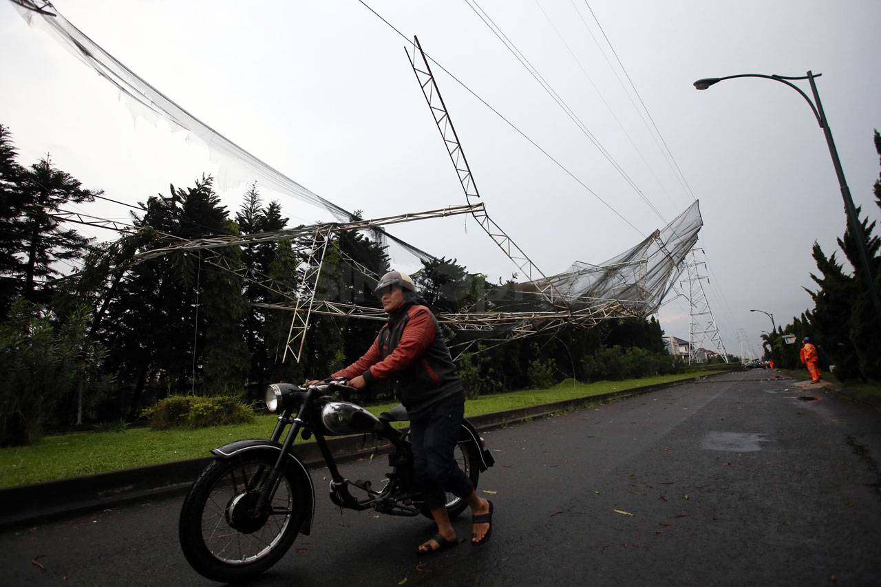 Pagar Lapangan Golf...