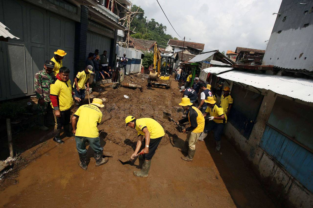 Warga Mulai Bersihkan...