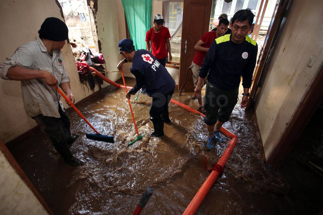 Warga Mulai Bersihkan...