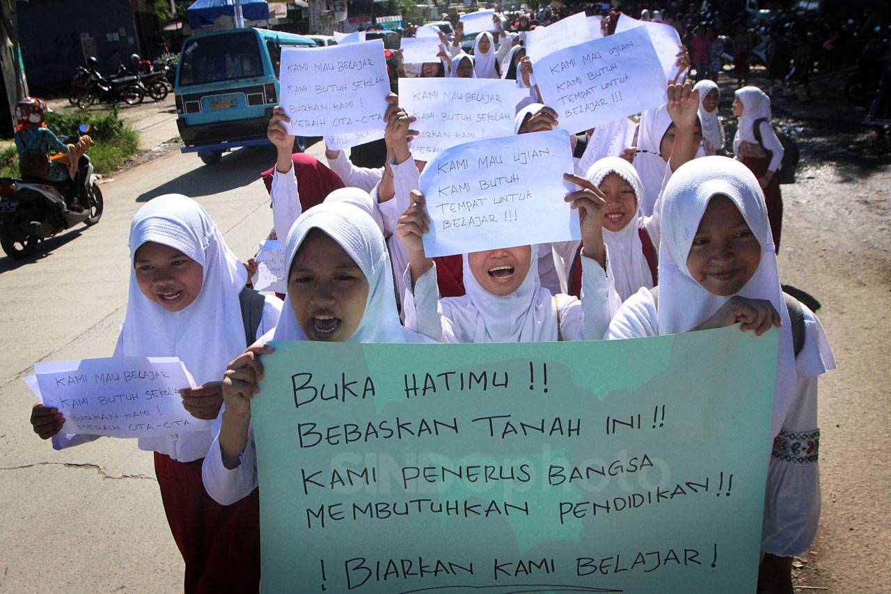 Gedung Sekolah Disegel,...