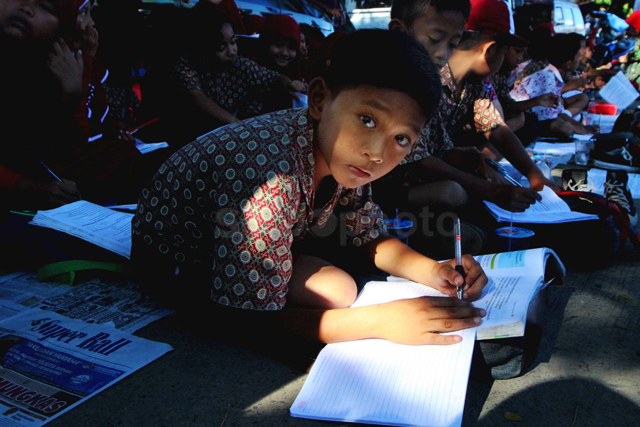 Gedung Sekolah Disegel,...