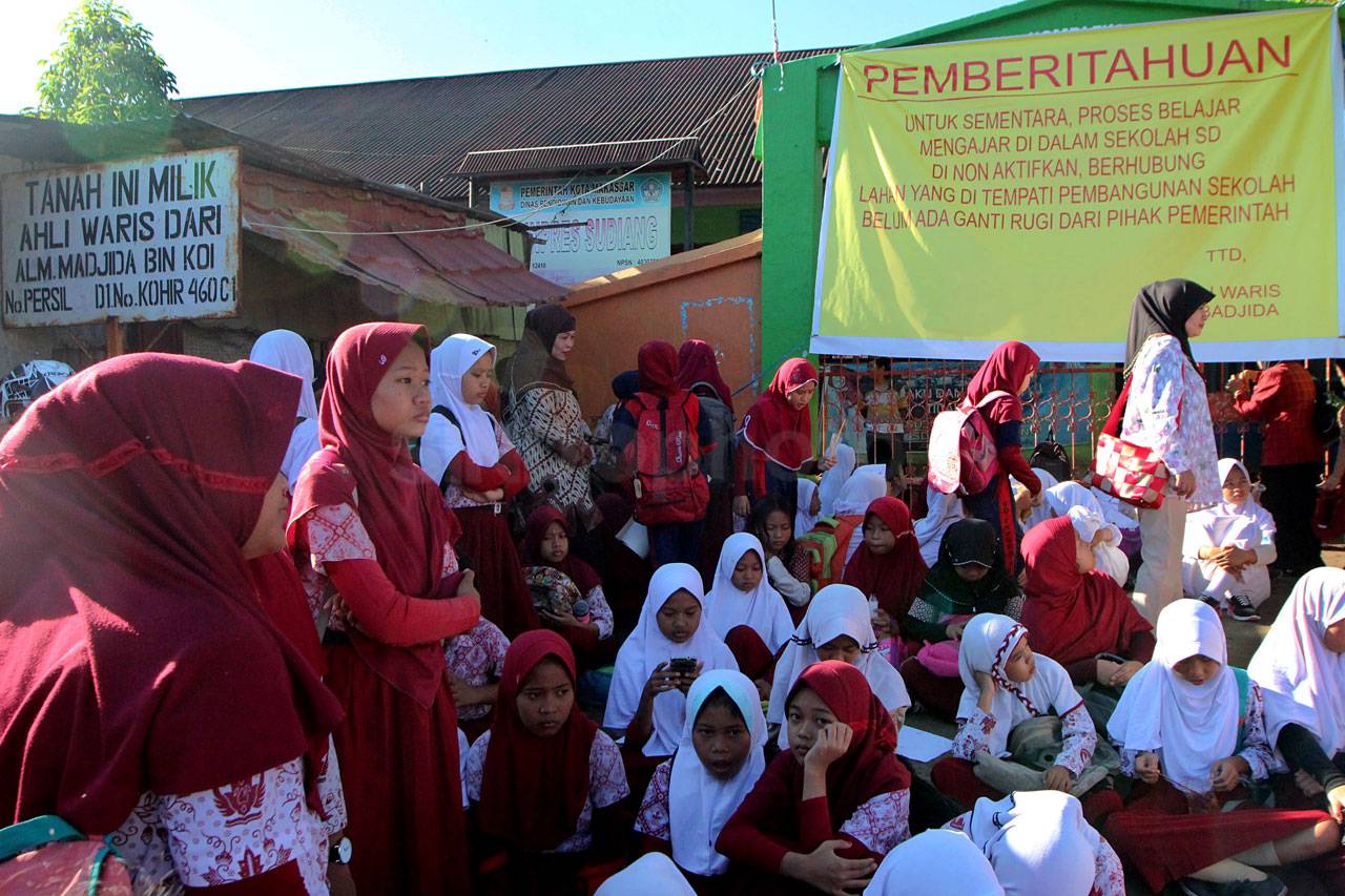 Gedung Sekolah Disegel,...