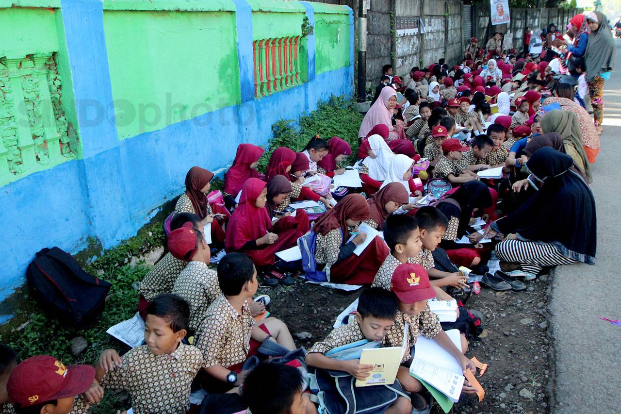 Gedung Sekolah Disegel,...