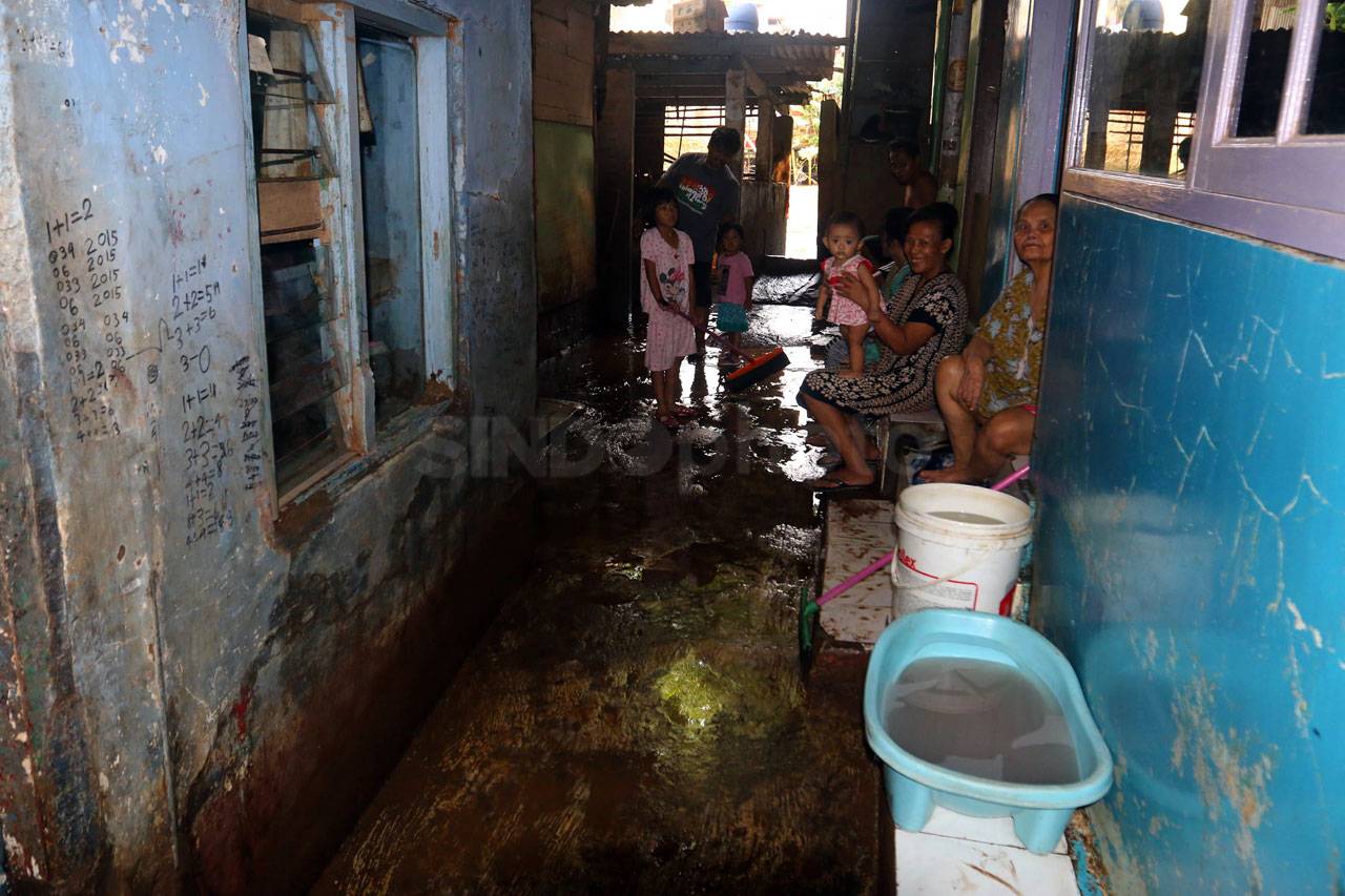 Warga Kampung Melayu...