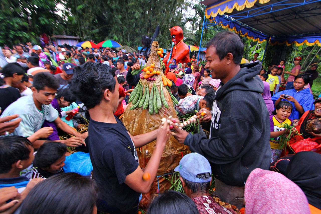 Berebut Gunungan dalam...