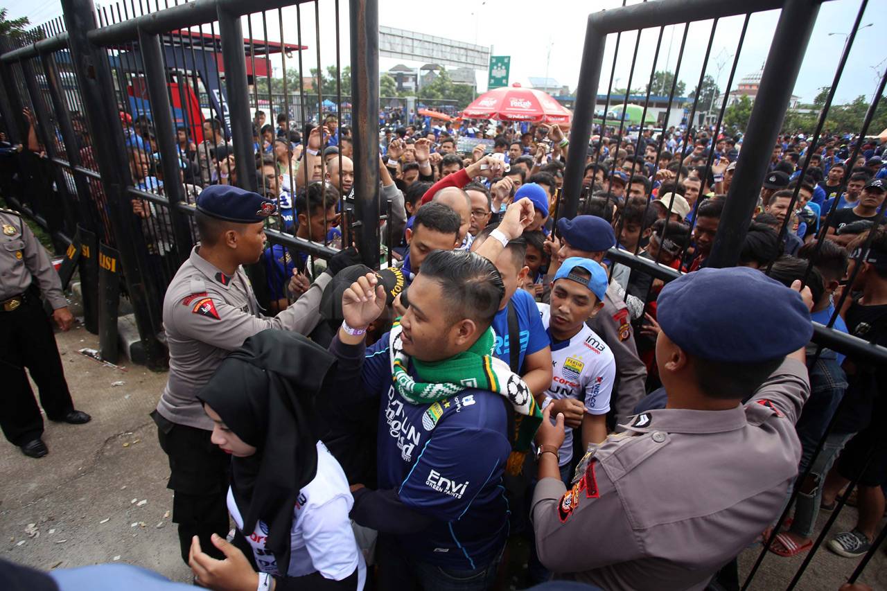 Penalti Essien Menangkan...