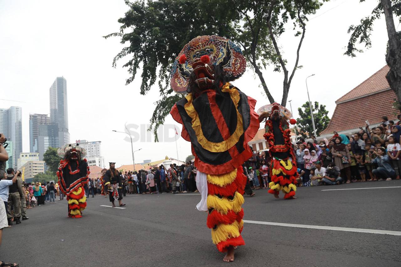 Ribuan Warga Tumpah...
