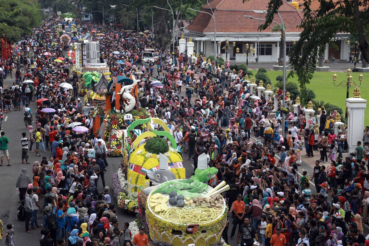 Ribuan Warga Tumpah...