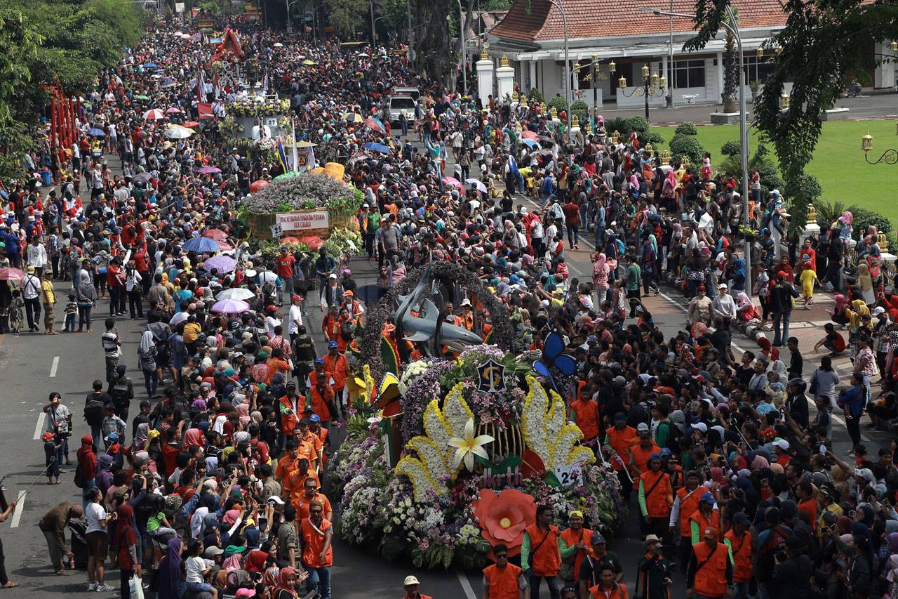Ribuan Warga Tumpah...